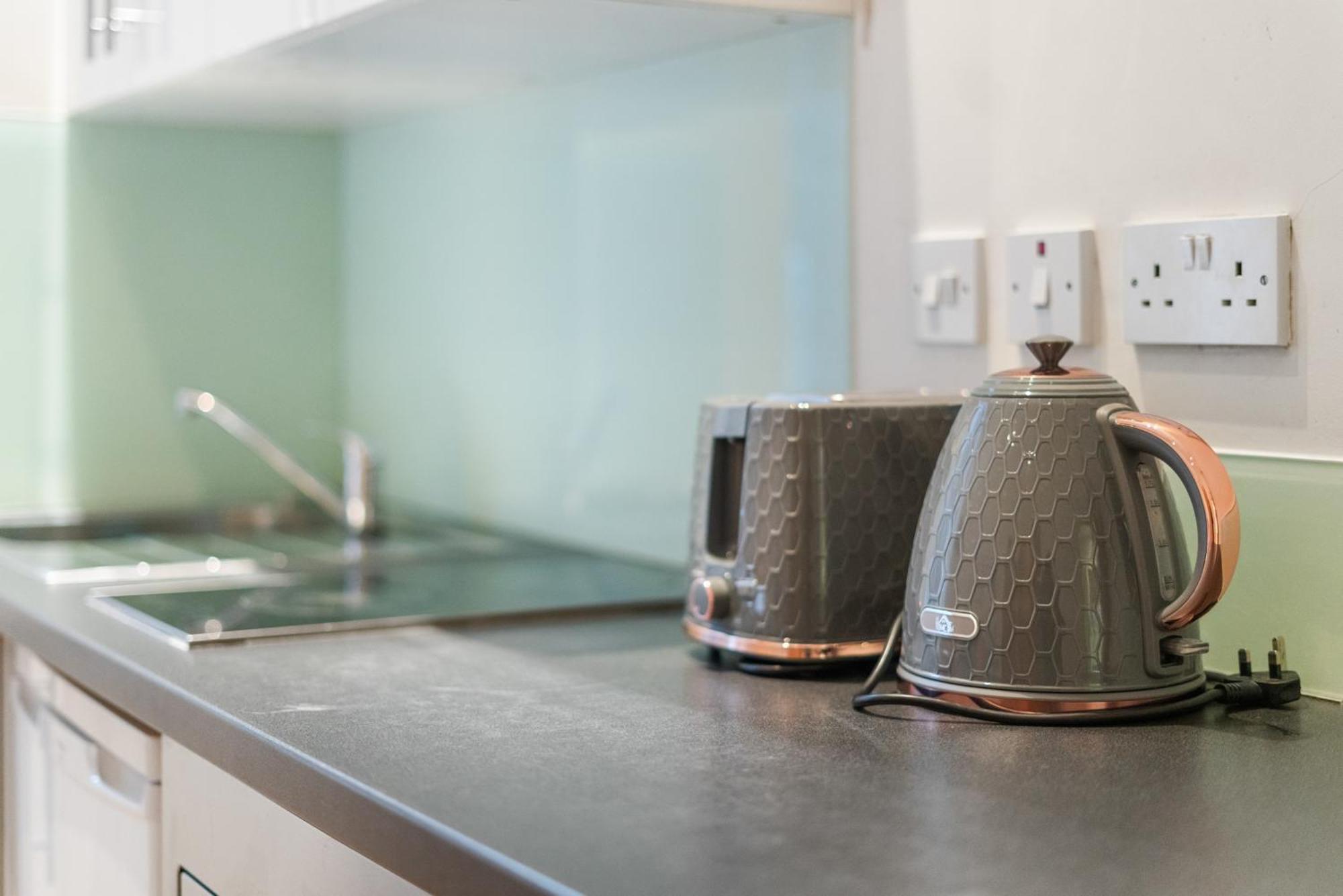 Bright And Airy One Bedroom Condo, Olympia, Kensington Apartamento Londres